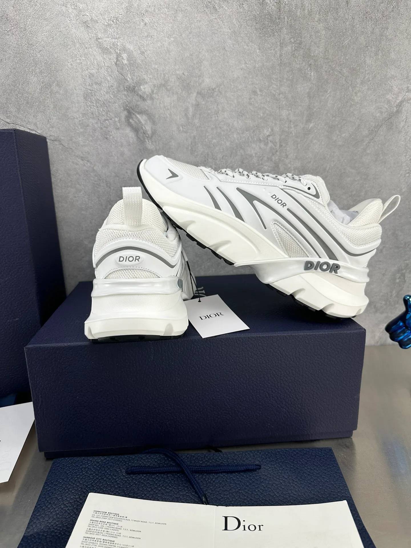 👟👟Ex-factory price 680👟👟 Dior B44 Blade sneakers for couples, a one-to-one replica of the original version. Embellishing the lifestyle capsule collection designed by lewishamilton, the dior B44 Blade sneaker is characterized by 2000s-inspired curves and a strong sense of volume. Promising a sporty yet retro-futuristic feel, they come in microfiber and canvas inlays and are embellished with the 'Dior' signature. These unique pieces, embellished with blades, capture the twisted beauty of the running world. The B44 Blade sneaker features a generous, voluminous silhouette inspired by the 2000s. Made from technical mesh, the upper features tonal technical fabric panels and features contrasting blade inserts on the sole for a running element. The Dior logo is featured on the upper, heel and sides. Two-tone laces and supportive socks accentuate its sporty aesthetic, giving the sneaker an ultra-modern edge to elevate its casual look. Couple size: 35-40, male 39-45